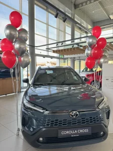 Balony z helem ustawione przy premierze nowego modelu Toyota Corolla Cross w salonie Toyota Czajka