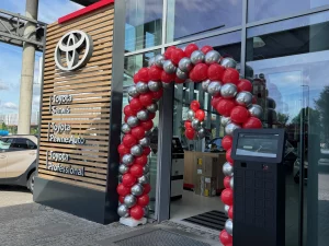 Dekoracje balonowe – brama balonowa Toyota Czajka Bytom na dni otwarte i premierę nowego modelu Toyota Corolla Cross