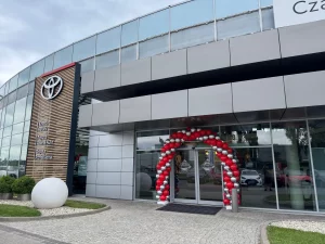 Brama balonowa w kolorach czerwonym i srebrnym przed salonem Toyota Czajka w Chorzowie – dekoracje balonowe na premierę auta Corolla Cross