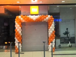 Brama balonowa przed wejściem do sklepu z okazji Back to School