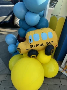 Dekoracja z balonów do zdjęć dla uczniów przedszkola na Back to School