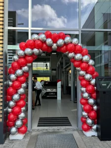 brama balonowa w kształcie łuku - jak girlanda balonowa na Dni Otwarte Dealera samochodowego Toyota