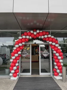 luk z balonow przed wejsciem do salonu samochodowego idealna dekoracja na akcje promocyjna