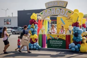 girlandy balonowe na stoisku eventowym z okazji Back To School