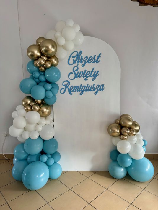 Ścianka balonowa na Chrzest Święty w kolorach bieli, błękitu i złota – restauracja Beza i Chmiel, Siemianowice