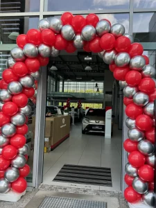 Kompletna dekoracja balonowa Toyota Czajka w Chorzowie – brama balonowa i balony z helem