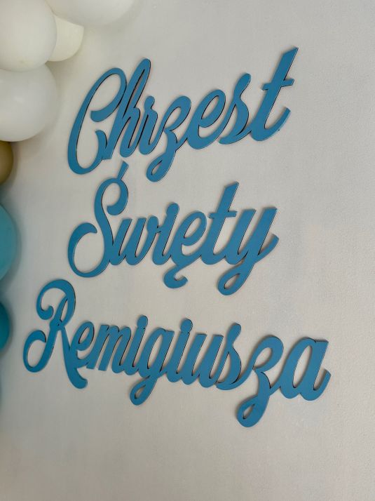 Personalizowany napis Chrzest Święty Maksymiliana na białej ściance z girlandą balonową