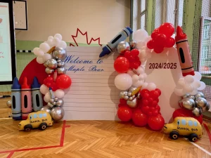 Ścianka do zdjęć z balonów w kształcie kredek na Back to School