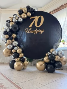 Balony na kole w eleganckiej aranżacji – złote, srebrne i czarne balony na 70. urodziny Mikołów