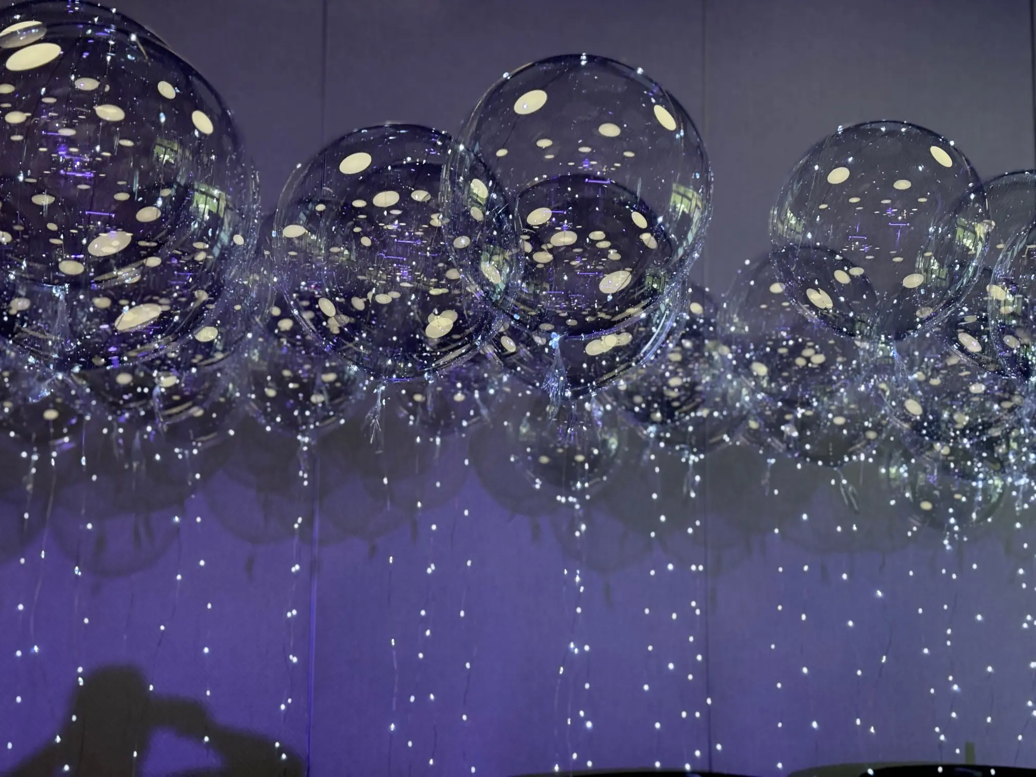 Balony z helem i diodami LED jako ozdoba sali podczas firmowej imprezy integracyjnej w Wiśle