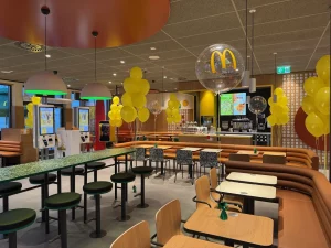 Przezroczyste balony z logo McDonald’s ustawione na stołach w Kielcach – dekoracje balonowe