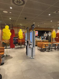 Kiście balonów z helem wewnątrz restauracji McDonald’s w Kielcach – dekoracje balonowe Balonowo