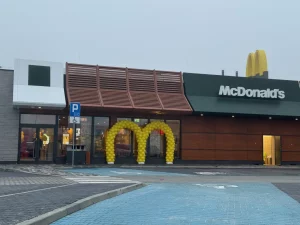 Dekoracje balonowe na otwarcie restauracji McDonald’s w Kielcach – brama M, balony z logo i z helem