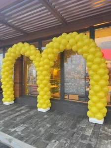 Brama balonowa w kształcie litery M na otwarcie McDonald’s w Kielcach – Balonowo Katowice
