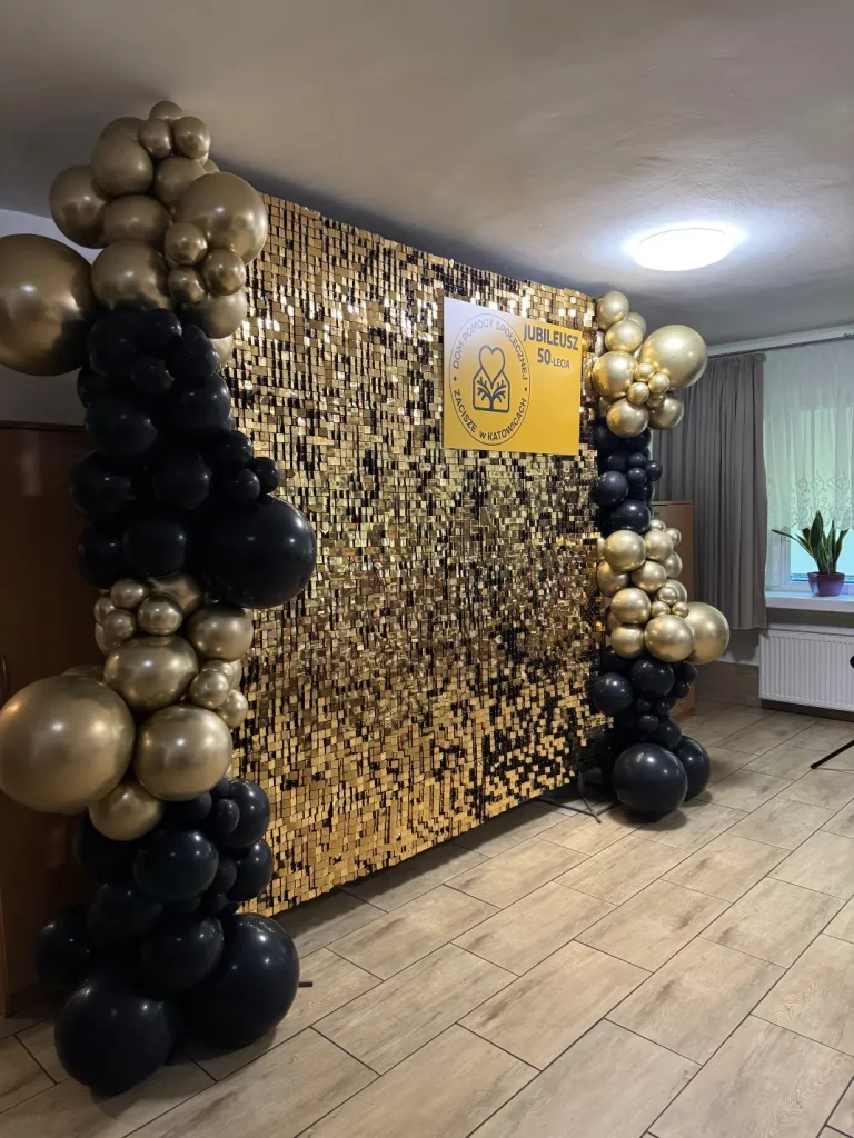 złota cekinowa balonowa ścianka do zdjęć z girlandami balonowymi organicznymi