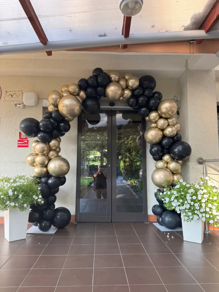 brama balonowa przed wejsciem do budynku na jubielusz DPS Katowice