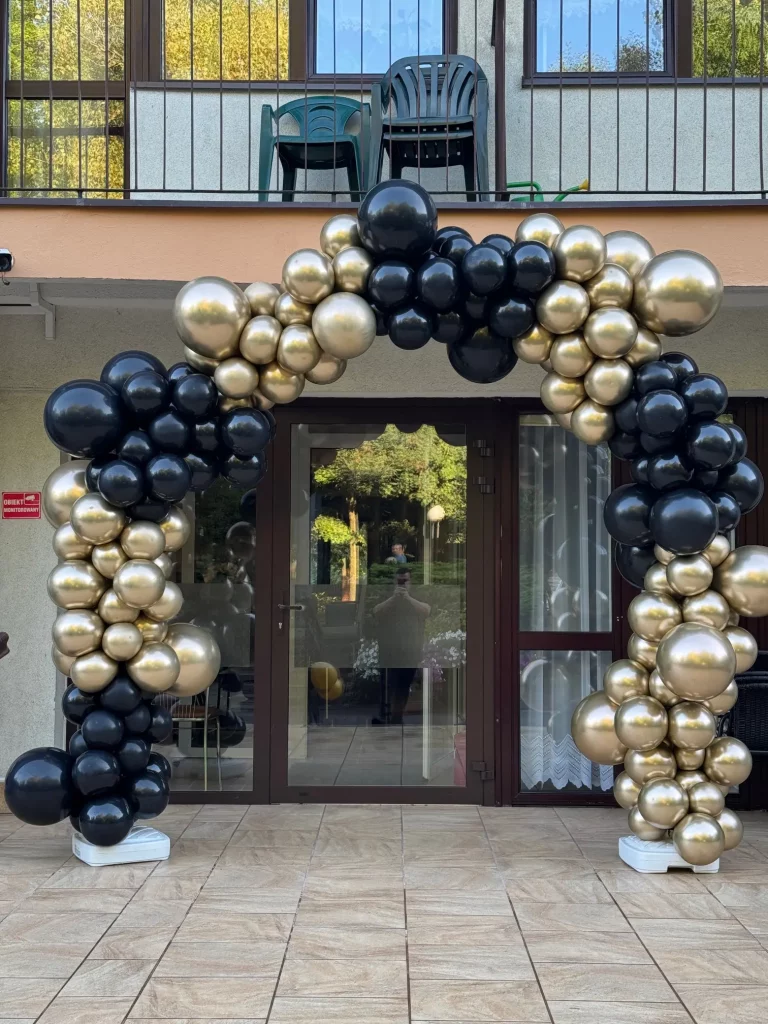 elegancka brama balonowa w kształcie łuku czarno złota na jubielusz