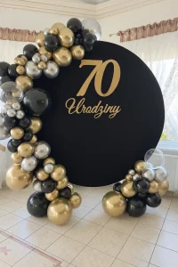 Balonowa ścianka do zdjęć na 70. urodziny w restauracji Niken w Mikołowie – dekoracja Balonowo Katowice