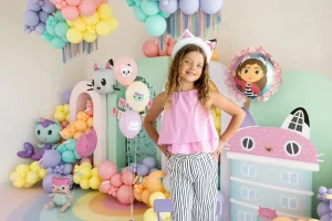 Ścianka do zdjęć w temacie Koci Domek Gabi – pastelowe girlandy balonowe i cekinowa ścianka Tiffany