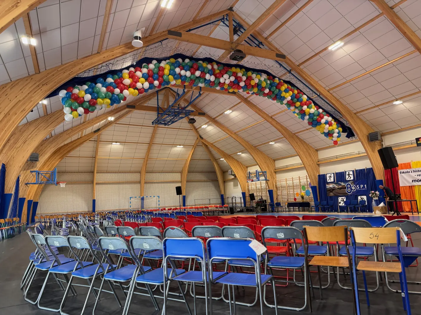Efekt WOW po wypuszczeniu kolorowych balonów przez ekipę Balonowo Katowice