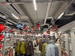 Balony sufitowe zawieszone na żyłkach wewnątrz sklepu NKD Kielce