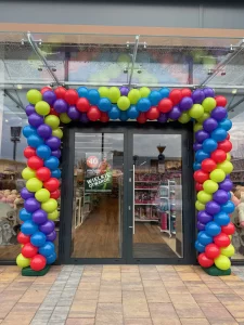 Kolorowa brama balonowa w barwach SMYK wykonana przez Balonowo Katowice