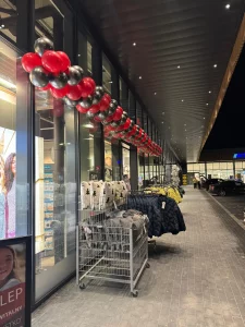 Kolumny balonowe z dużymi balonami 1m przy wejściu do sklepu NKD w Kielcach