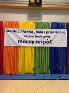 kolorowy materiał jako ścianka do zdjęć