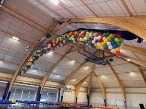 Wypuszczenie 1000 kolorowych balonów z siatki podczas otwarcia sali gimnastycznej w Człuchowie