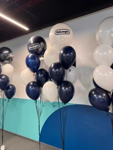 balony z helem z dostawą do biura z okazji otwarcia punktu w Katowicach