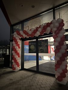brama balonowa biało czerwona na otwarcie sklepu Kaufland