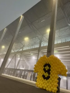 3-metrowa żółta koszulka z balonów z numerem 9 przed stadionem GKS Katowice