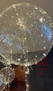 balon idealnie przezroczysty z helem jako dekoracja sylwestrowa
