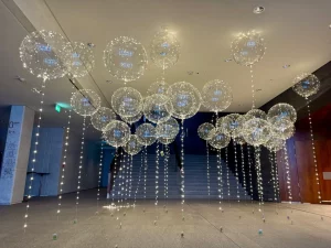 kilkanaście balonów świecąch z led tworzą magiczny klimat