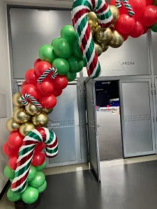 Świąteczna brama balonowa przed wejściem do hali MCKiS Jaworzno.