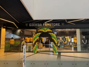 Łuk z balonów na otwarcie sklepu kibica Gieksy – profesjonalne dekoracje eventowe Katowice.