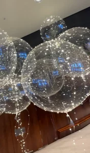 Przezroczyste balony z drucikami LED jako pamiątka dla uczestników balu sylwestrowego w NOSPR.