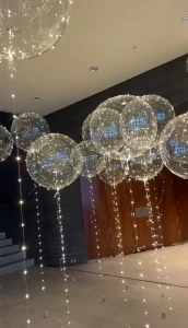 Świecące balony LED Bobo z helem na obciążnikach tworzące nastrojowe oświetlenie w sali NOSPR