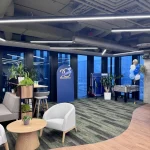 bukiety balonów z helem niebieskie i złote w biurze KTW Katowice