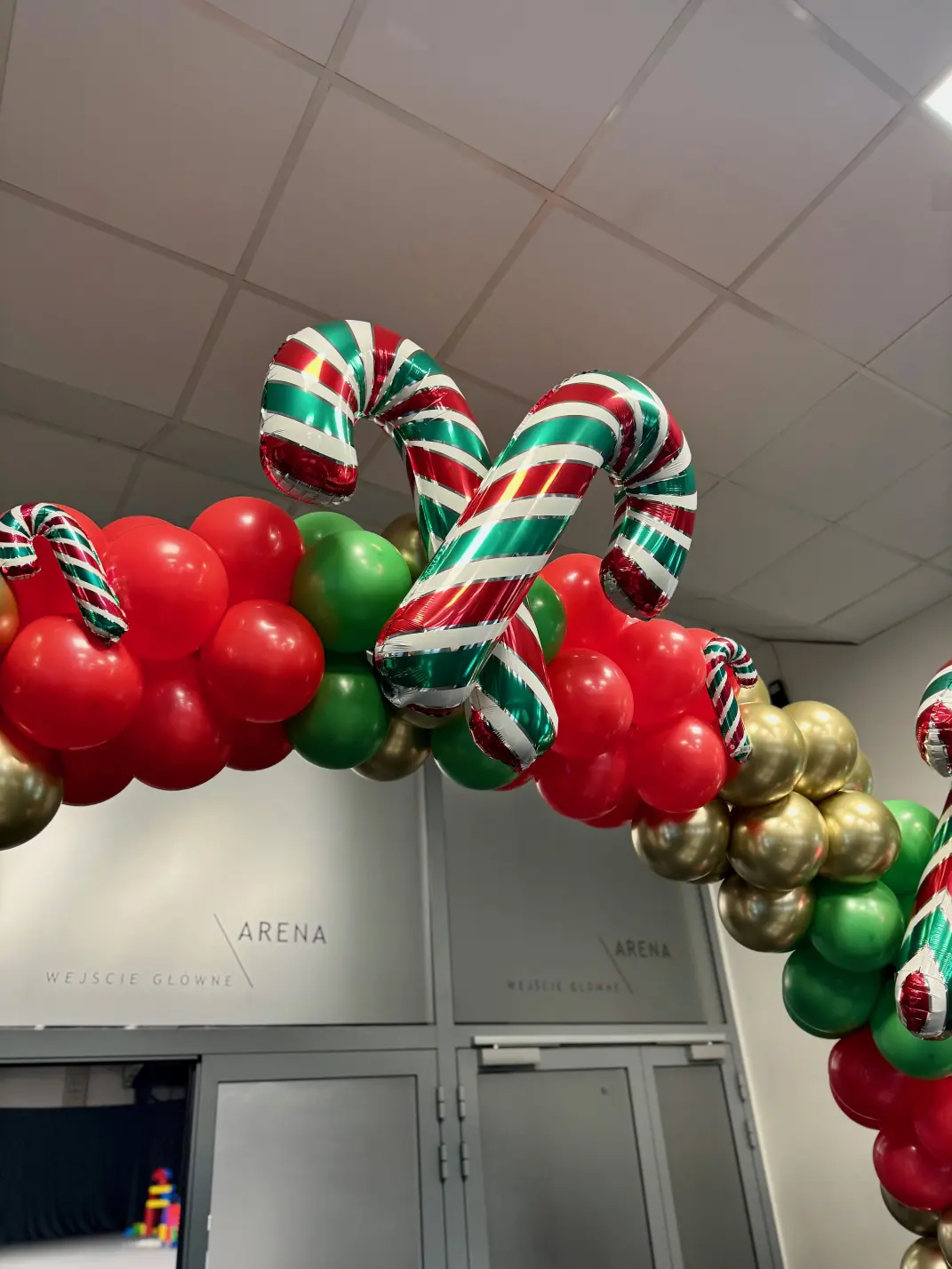 Dekoracja mikołajkowa w Jaworznie – balony foliowe laski cukrowe.