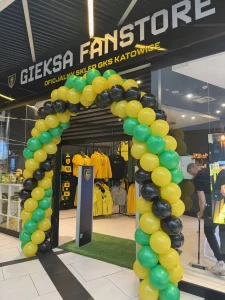 Brama balonowa w kolorach żółtym, zielonym i czarnym przed sklepem GKS Katowice w Galerii Katowickiej