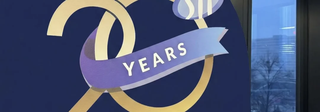 granatowa ścianka do zdjęć z logo 20 lat Sii