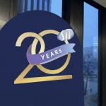 granatowa ścianka do zdjęć z logo 20 lat Sii