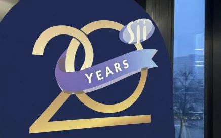 granatowa ścianka do zdjęć z logo 20 lat Sii