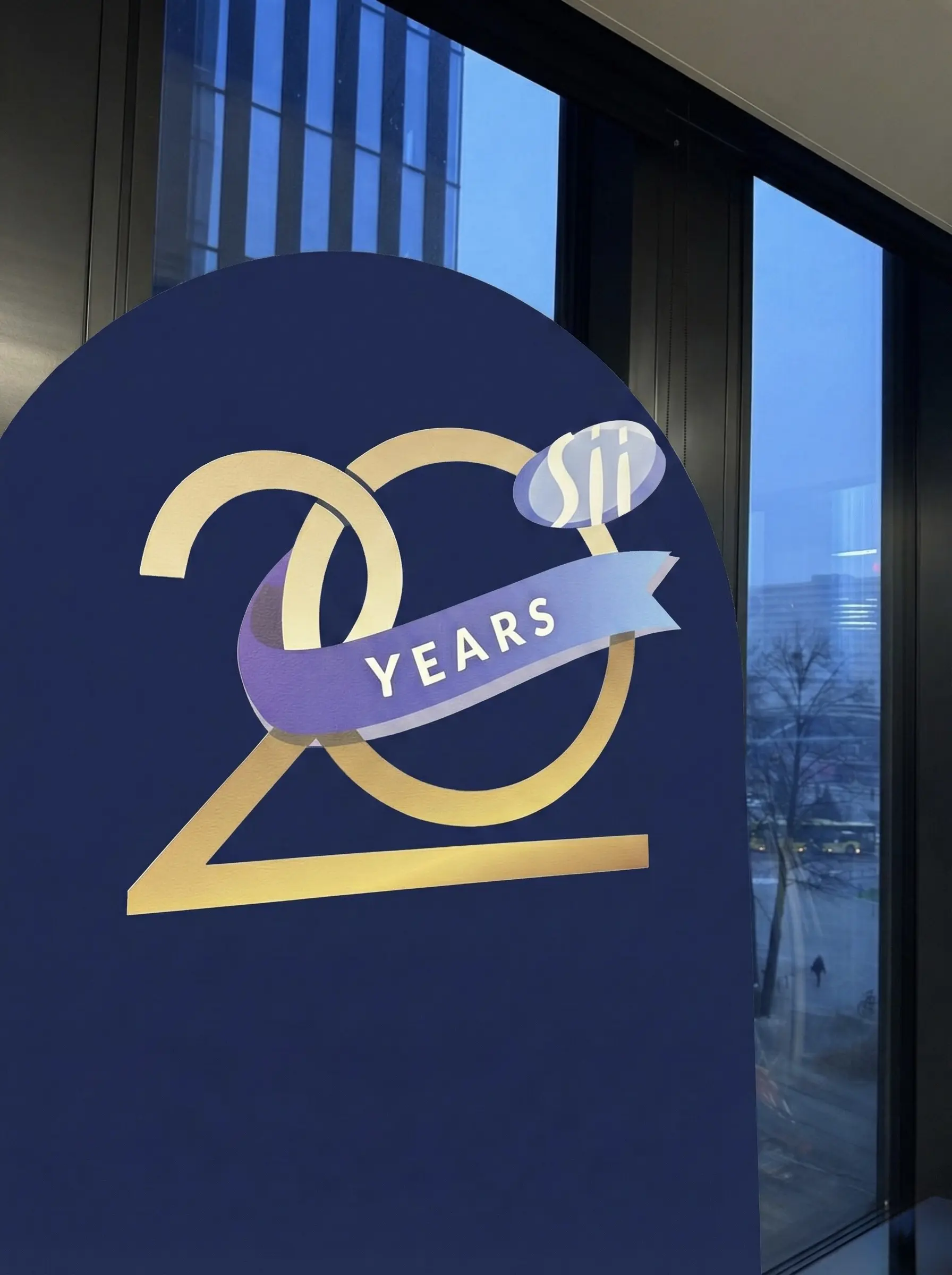 granatowa ścianka do zdjęć z logo 20 lat Sii