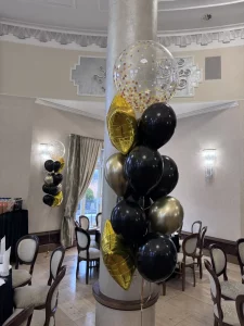 bukiety z helem na Studniówke - galę - ustawione w kluczowych miejscach sali bankietowej