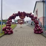 Dekoracja balonowa na 35-lecie firmy Mokate Ustroń - złoty chrom i bordo