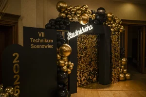 Przestrzenny portal 3D i ścianki panelowe z neonem Studniówka podczas luksusowego balu maturalnego w Rezydencja Hotel w Piekarach Śląskich.