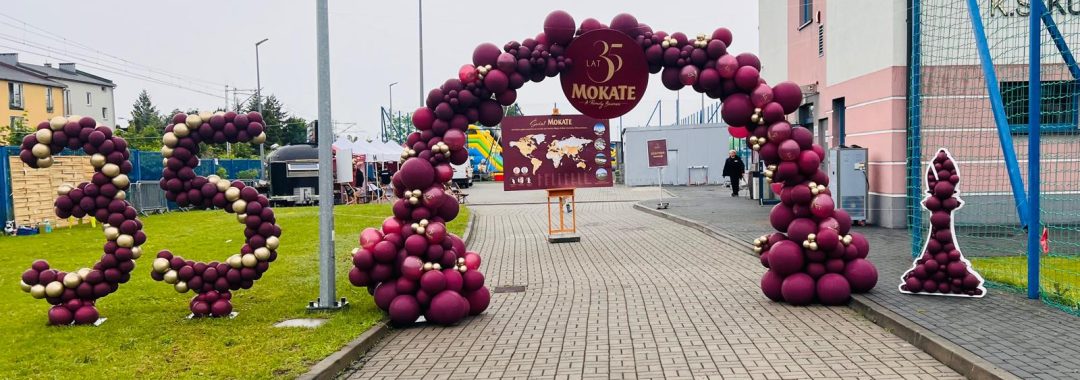 dekoracja plenerowa pikniku firmowego dla Mokate - brama balonowa