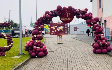 dekoracja plenerowa pikniku firmowego dla Mokate - brama balonowa